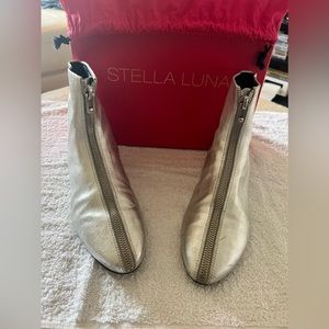 SILVER METALLIC LEATHER ANKLE BOOTIES BY STELLA LUNA… SIZE 40/9.5…